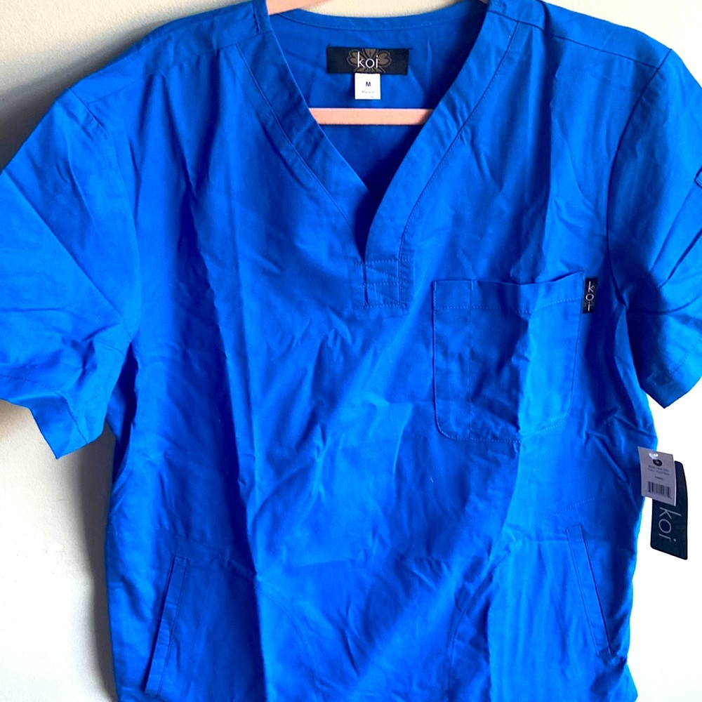Brand new men’s KOI scrub top!